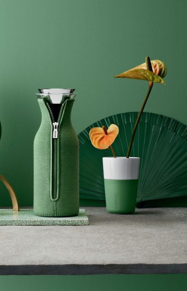 https://thepotlok.com/sys/uploads/2019/10/eva-solo-fridge-carafe-1-l-botanic-green-woven-567979-387x600.jpg